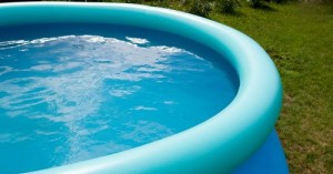 comment-installer-une-piscine-gonflable-dans-son-jardin--7790-1200-630
